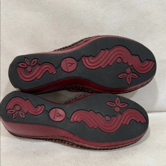 NEW - CLARKS LEATHER MULES CLOGS WITH 2-1/2” HEEL (sz 6) - Picture 7 of 8